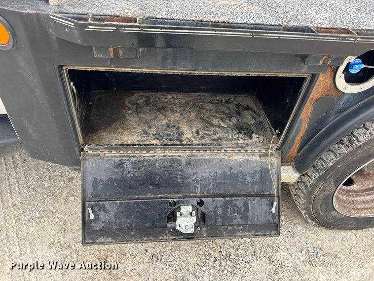 image for item DW6706 2016 Ford F550 Super Duty XL Crew Cab flatbed truck