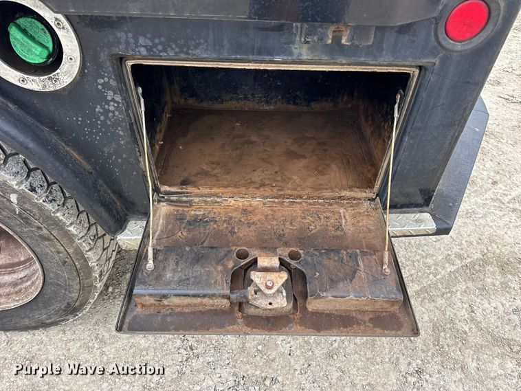 image for item DW6706 2016 Ford F550 Super Duty XL Crew Cab flatbed truck