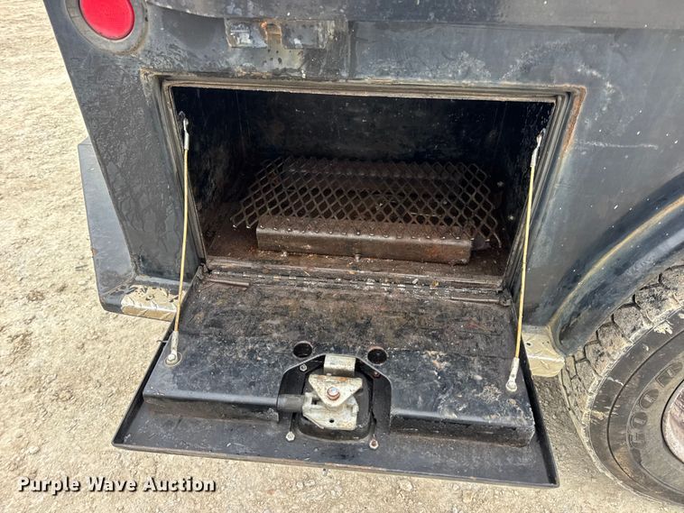 image for item DW6706 2016 Ford F550 Super Duty XL Crew Cab flatbed truck