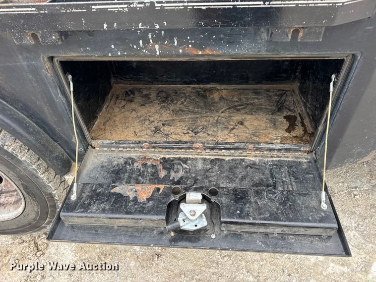 image for item DW6706 2016 Ford F550 Super Duty XL Crew Cab flatbed truck