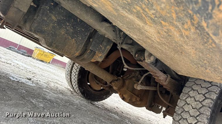 image for item DW6706 2016 Ford F550 Super Duty XL Crew Cab flatbed truck