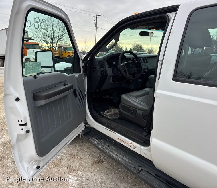 image for item DW6706 2016 Ford F550 Super Duty XL Crew Cab flatbed truck