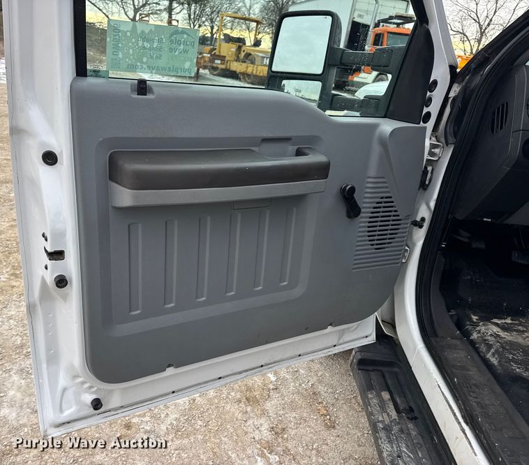 image for item DW6706 2016 Ford F550 Super Duty XL Crew Cab flatbed truck