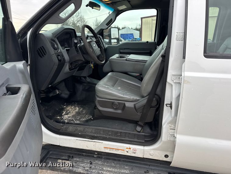 image for item DW6706 2016 Ford F550 Super Duty XL Crew Cab flatbed truck