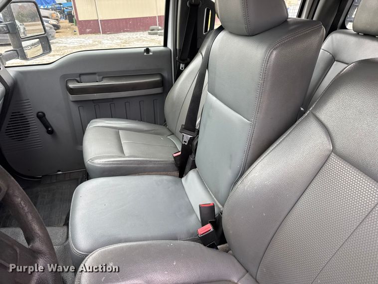 image for item DW6706 2016 Ford F550 Super Duty XL Crew Cab flatbed truck