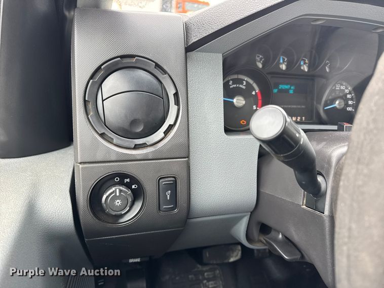 image for item DW6706 2016 Ford F550 Super Duty XL Crew Cab flatbed truck