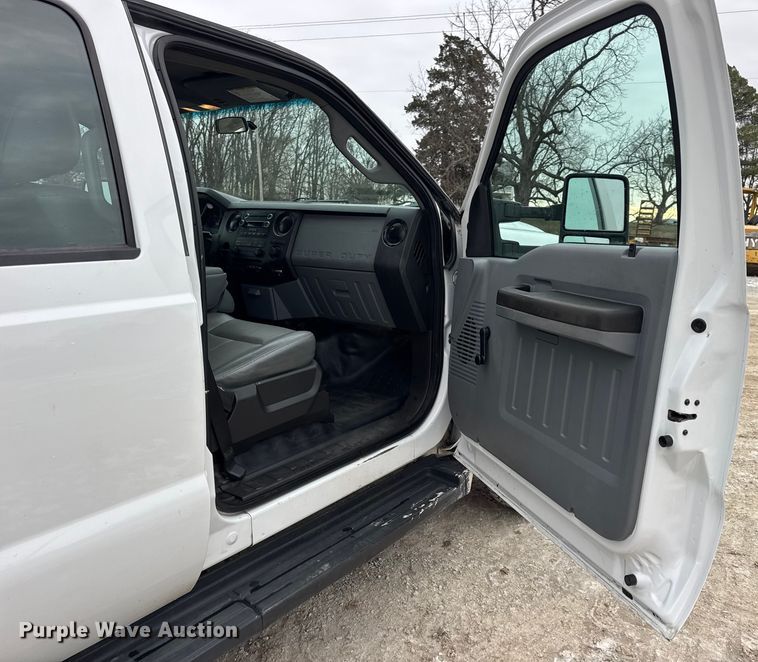 image for item DW6706 2016 Ford F550 Super Duty XL Crew Cab flatbed truck