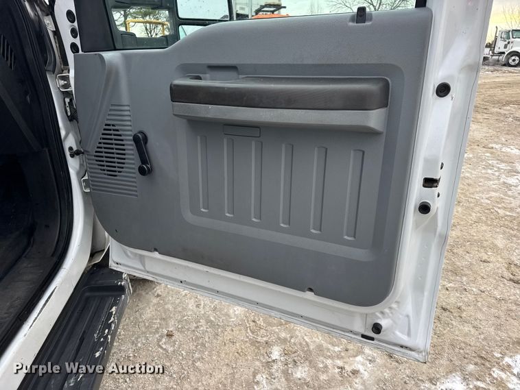 image for item DW6706 2016 Ford F550 Super Duty XL Crew Cab flatbed truck