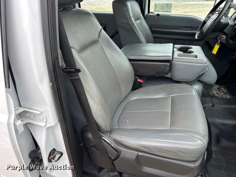 image for item DW6706 2016 Ford F550 Super Duty XL Crew Cab flatbed truck