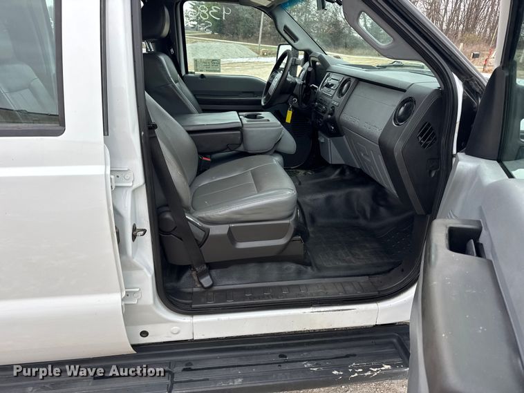 image for item DW6706 2016 Ford F550 Super Duty XL Crew Cab flatbed truck