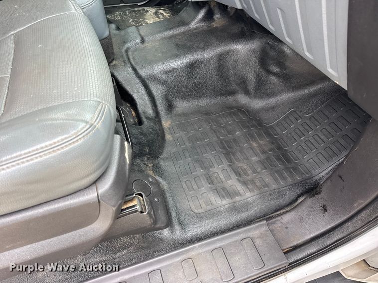 image for item DW6706 2016 Ford F550 Super Duty XL Crew Cab flatbed truck