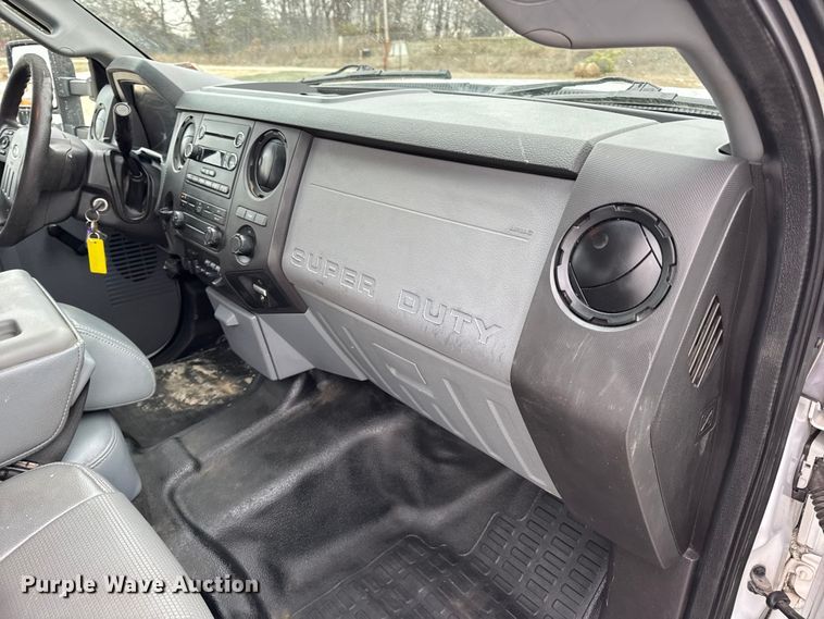 image for item DW6706 2016 Ford F550 Super Duty XL Crew Cab flatbed truck