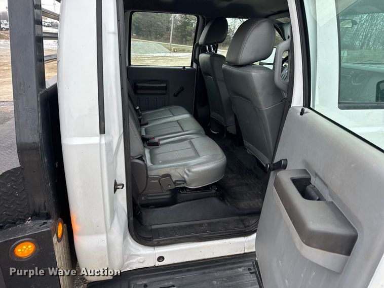 image for item DW6706 2016 Ford F550 Super Duty XL Crew Cab flatbed truck