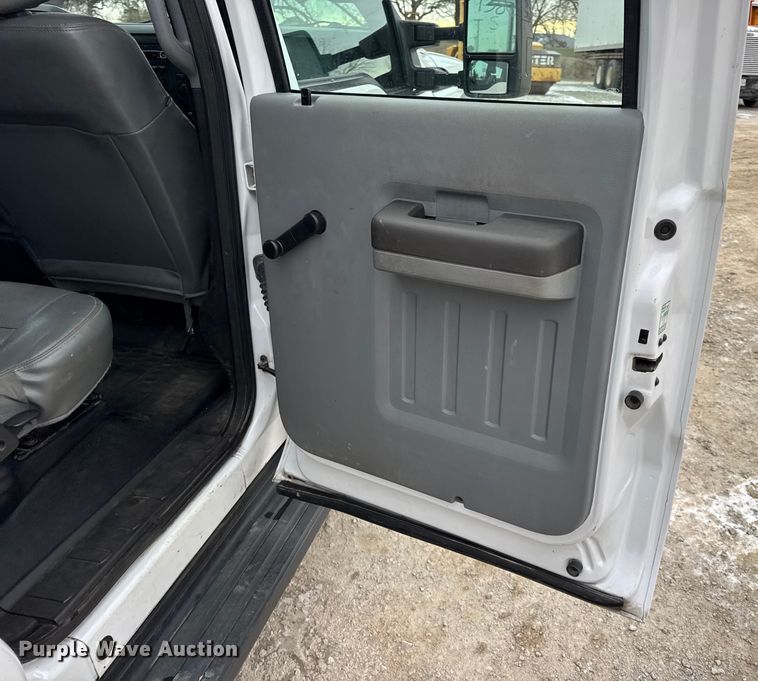 image for item DW6706 2016 Ford F550 Super Duty XL Crew Cab flatbed truck