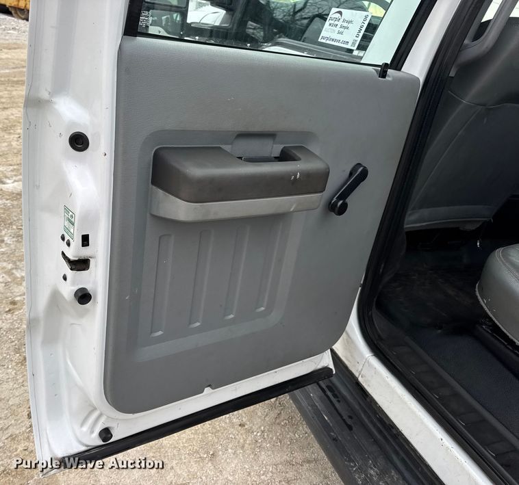 image for item DW6706 2016 Ford F550 Super Duty XL Crew Cab flatbed truck