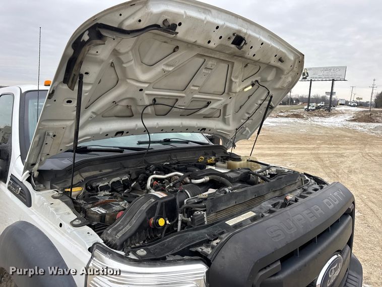 image for item DW6706 2016 Ford F550 Super Duty XL Crew Cab flatbed truck