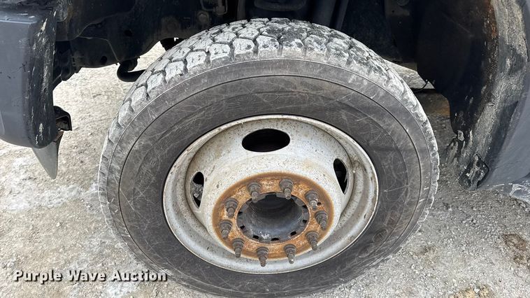 image for item DW6706 2016 Ford F550 Super Duty XL Crew Cab flatbed truck