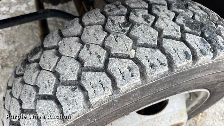 image for item DW6706 2016 Ford F550 Super Duty XL Crew Cab flatbed truck