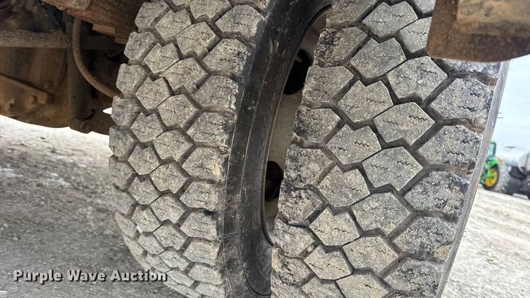 image for item DW6706 2016 Ford F550 Super Duty XL Crew Cab flatbed truck