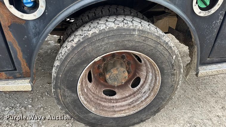 image for item DW6706 2016 Ford F550 Super Duty XL Crew Cab flatbed truck