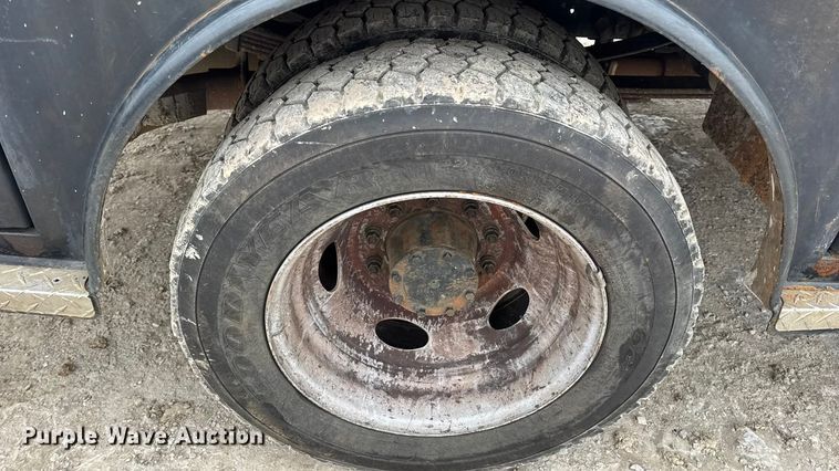 image for item DW6706 2016 Ford F550 Super Duty XL Crew Cab flatbed truck