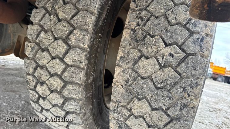 image for item DW6706 2016 Ford F550 Super Duty XL Crew Cab flatbed truck