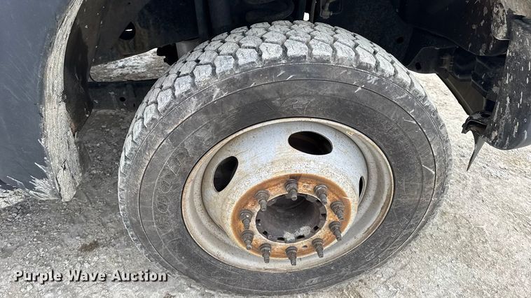 image for item DW6706 2016 Ford F550 Super Duty XL Crew Cab flatbed truck