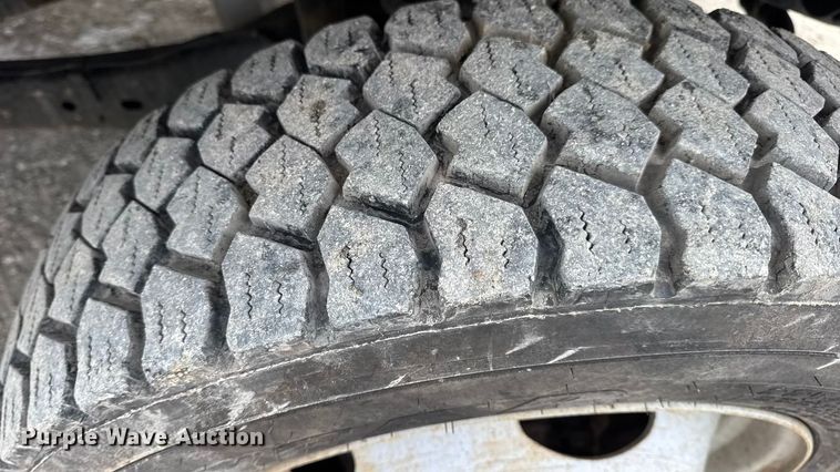 image for item DW6706 2016 Ford F550 Super Duty XL Crew Cab flatbed truck