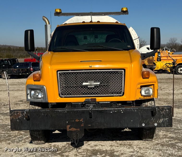 image for item DW6707 2004 Chevrolet C7500 oil distributor truck