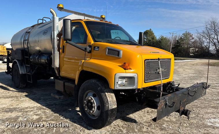 image for item DW6707 2004 Chevrolet C7500 oil distributor truck