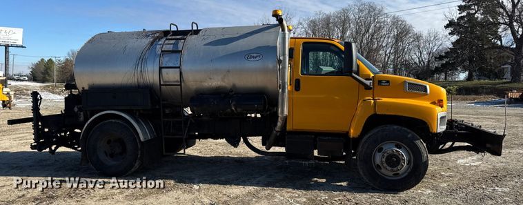 image for item DW6707 2004 Chevrolet C7500 oil distributor truck