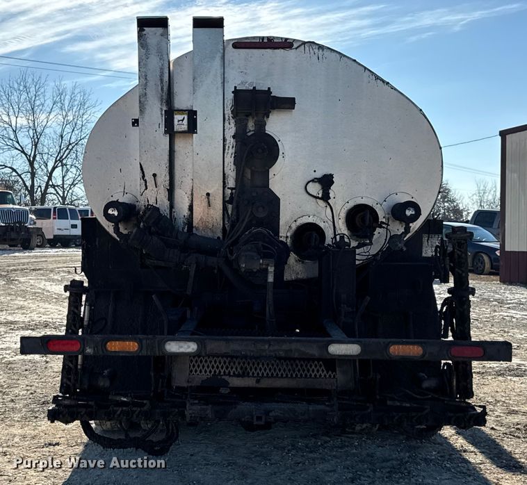 image for item DW6707 2004 Chevrolet C7500 oil distributor truck