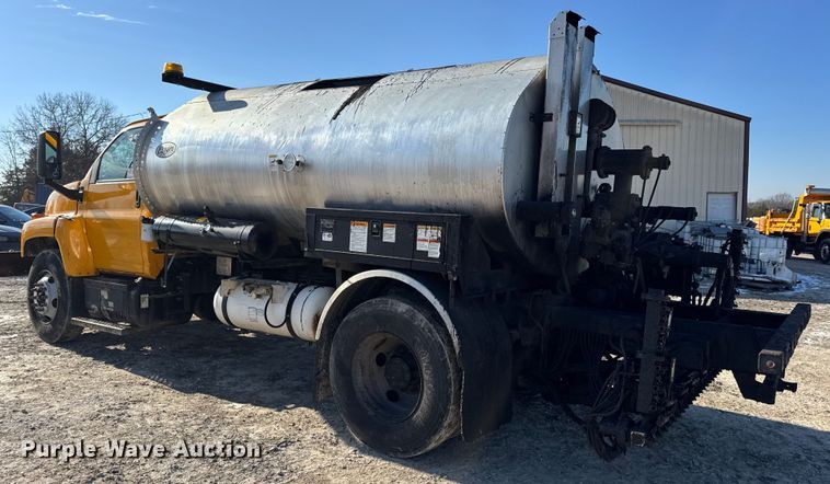 image for item DW6707 2004 Chevrolet C7500 oil distributor truck