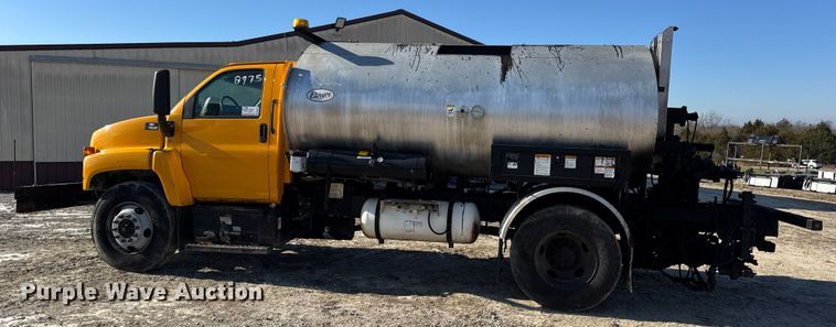 image for item DW6707 2004 Chevrolet C7500 oil distributor truck