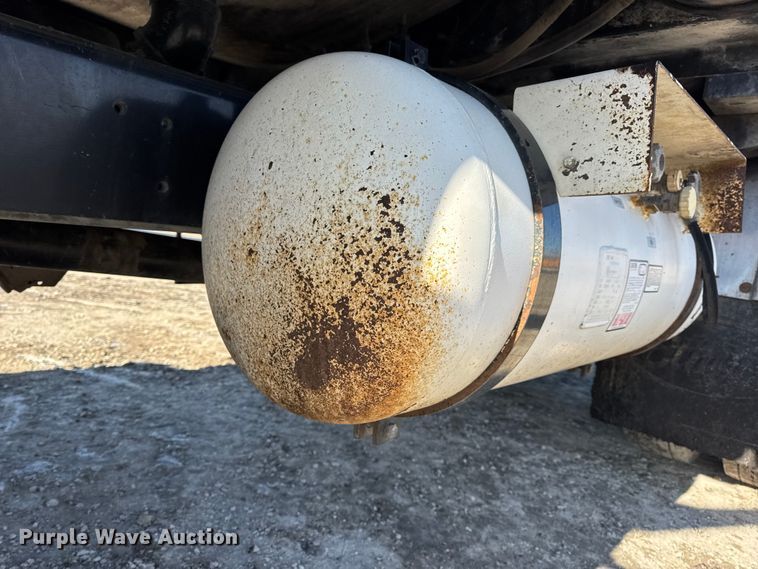 image for item DW6707 2004 Chevrolet C7500 oil distributor truck