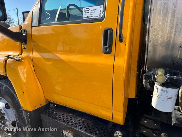 image for item DW6707 2004 Chevrolet C7500 oil distributor truck