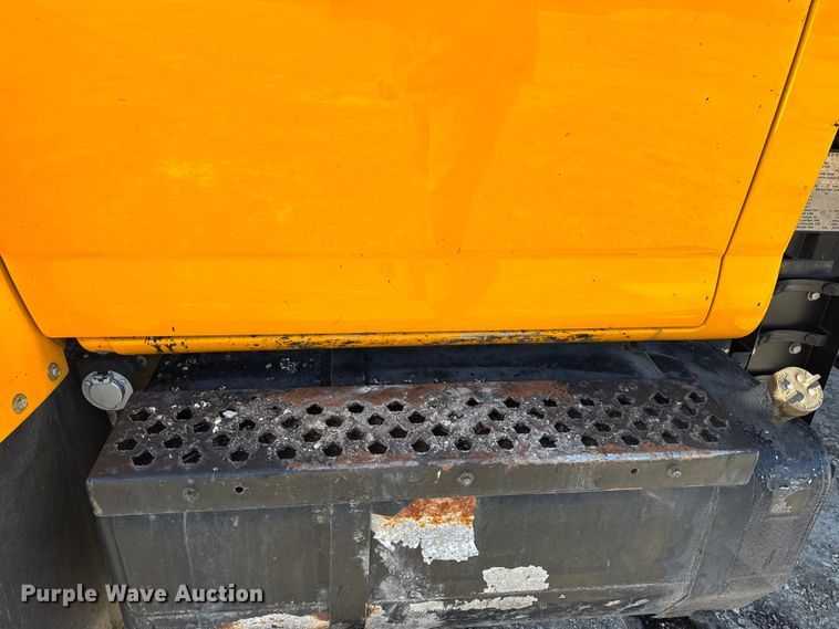 image for item DW6707 2004 Chevrolet C7500 oil distributor truck