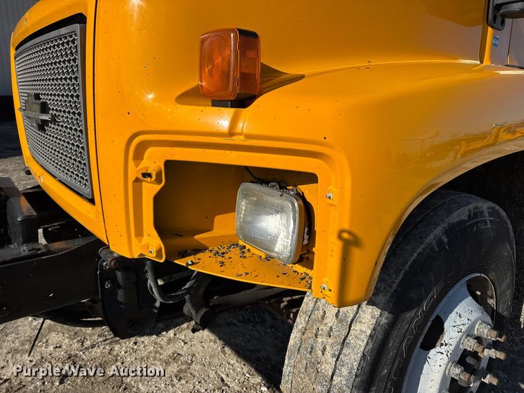 image for item DW6707 2004 Chevrolet C7500 oil distributor truck