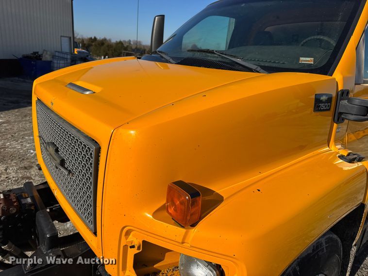 image for item DW6707 2004 Chevrolet C7500 oil distributor truck