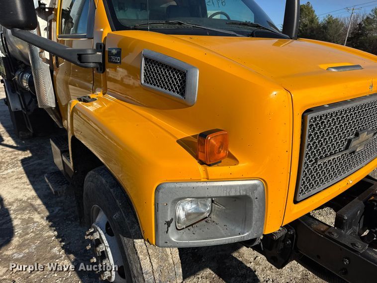 image for item DW6707 2004 Chevrolet C7500 oil distributor truck