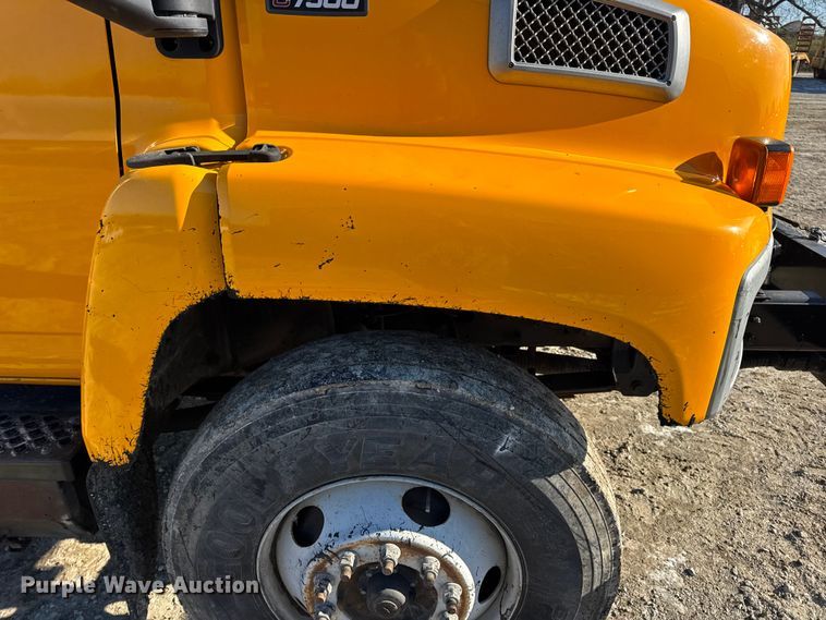 image for item DW6707 2004 Chevrolet C7500 oil distributor truck