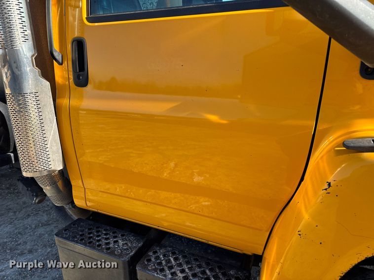 image for item DW6707 2004 Chevrolet C7500 oil distributor truck