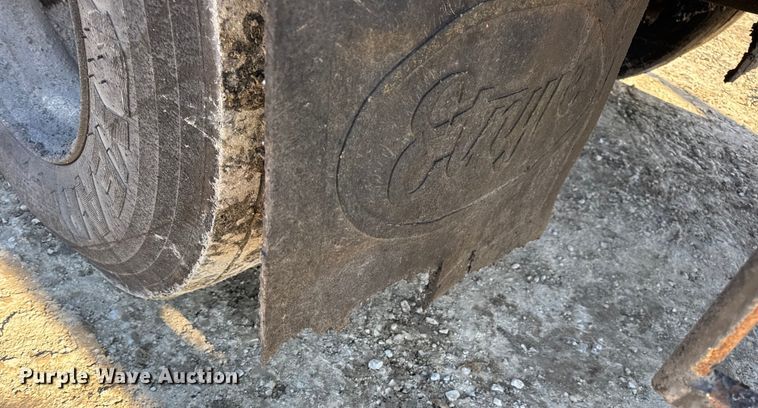 image for item DW6707 2004 Chevrolet C7500 oil distributor truck