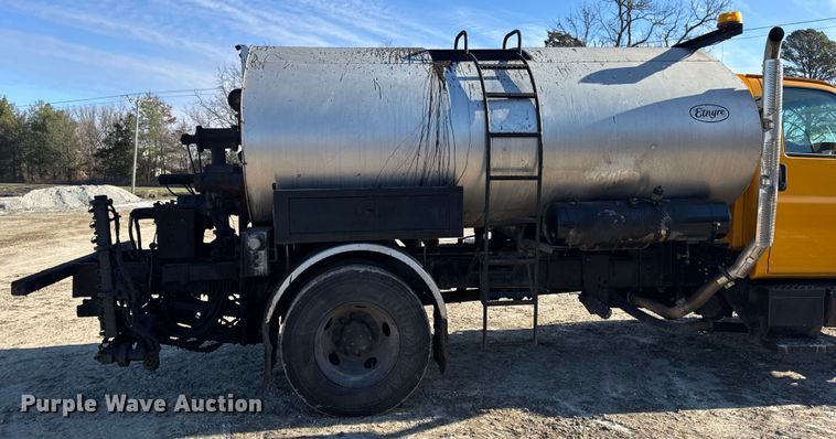 image for item DW6707 2004 Chevrolet C7500 oil distributor truck