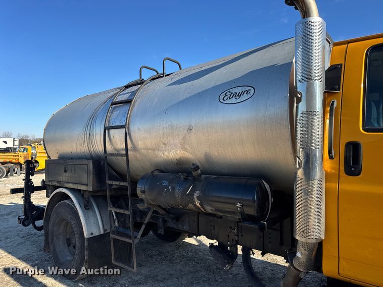 image for item DW6707 2004 Chevrolet C7500 oil distributor truck