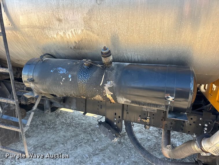 image for item DW6707 2004 Chevrolet C7500 oil distributor truck