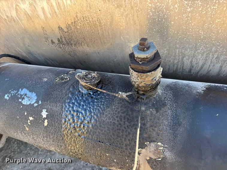 image for item DW6707 2004 Chevrolet C7500 oil distributor truck