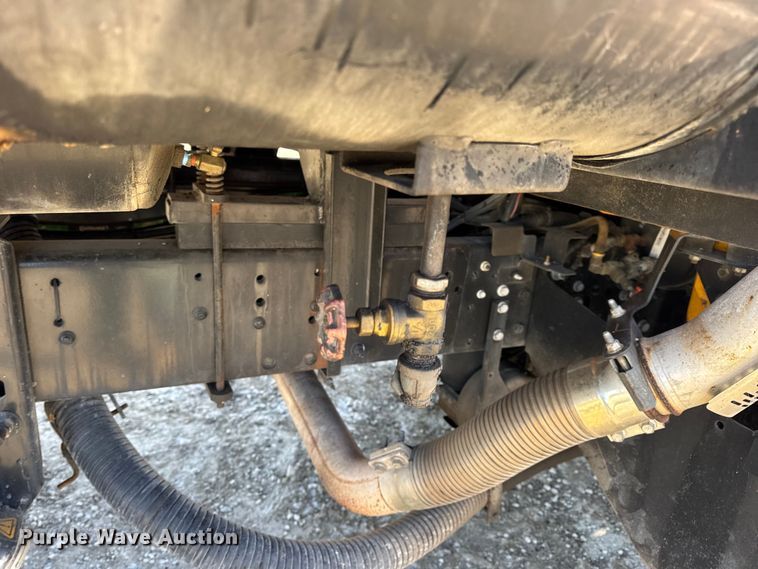 image for item DW6707 2004 Chevrolet C7500 oil distributor truck