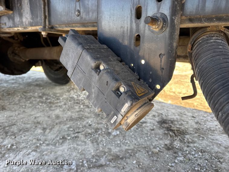 image for item DW6707 2004 Chevrolet C7500 oil distributor truck