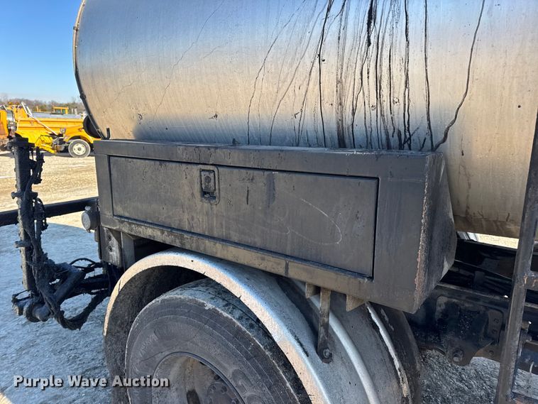 image for item DW6707 2004 Chevrolet C7500 oil distributor truck